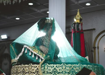 Mariage marocain en plein air avec une décoration traditionnelle, illustrant la meilleure saison pour célébrer un mariage au Maroc