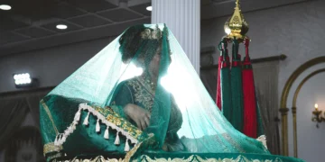 Mariage marocain en plein air avec une décoration traditionnelle, illustrant la meilleure saison pour célébrer un mariage au Maroc